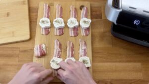 Ziegenkäse in Bacon einrollen