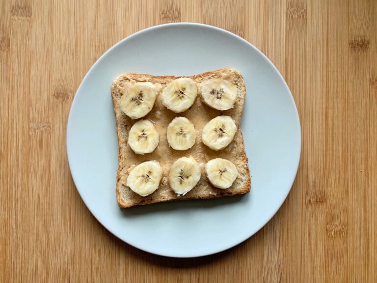 Bananen schneiden Toastbrot legen