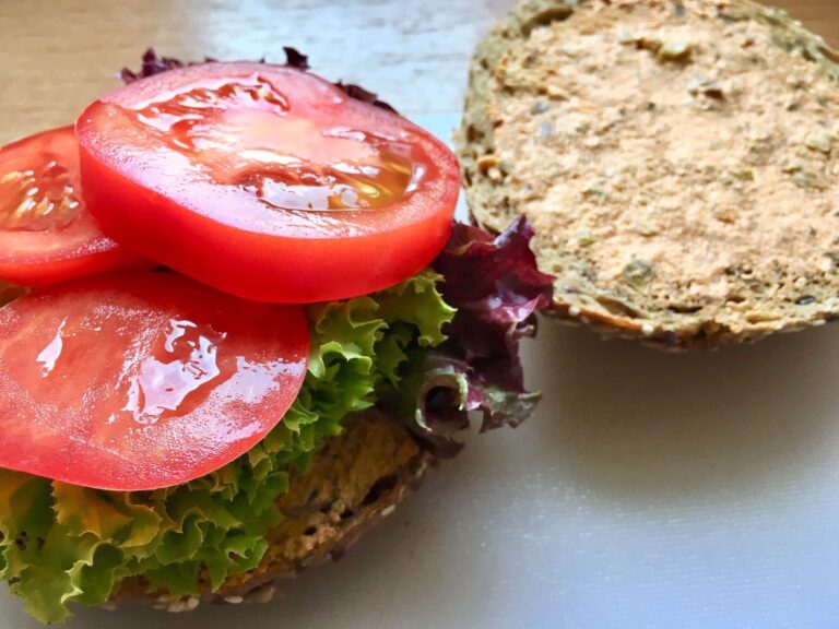 Broetchen mit Salat und Tomaten belegen