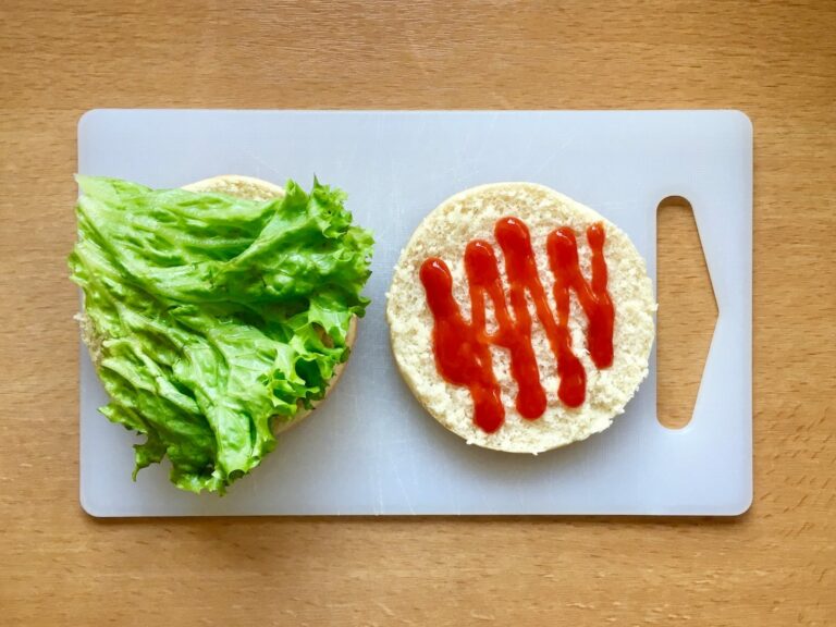 Burger Broetchen Salat Ketchup