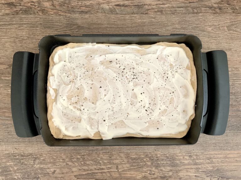 Creme Fraiche Flammkuchen Teig verteilen