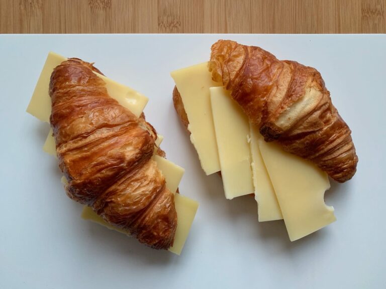 Croissants Käse belegen