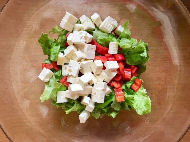 Feta Kaese zum Salat geben