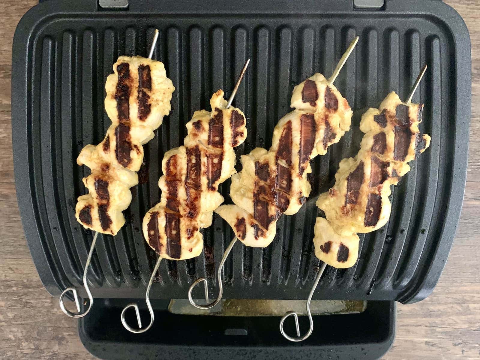 Hähnchen-Spieße mit Joghurt-Curry-Marinade