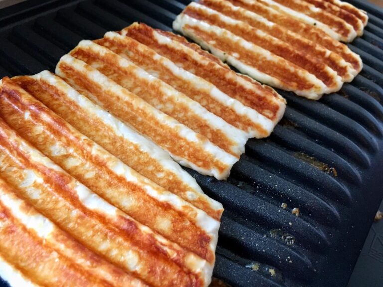 Gegrillte Halloumi Scheiben auf OptiGrill Detail