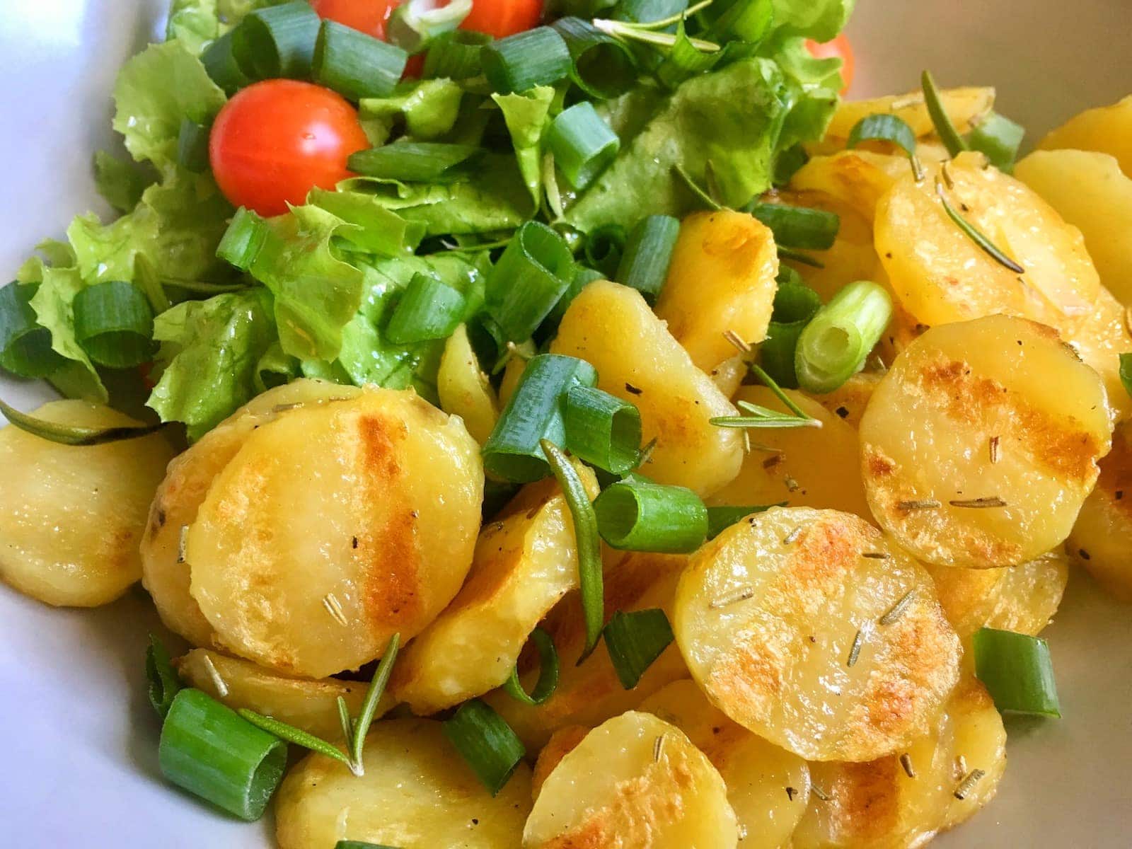 Grill-Kartoffeln mit Salat: Herrlich leicht &amp; lecker! – OptiWelt
