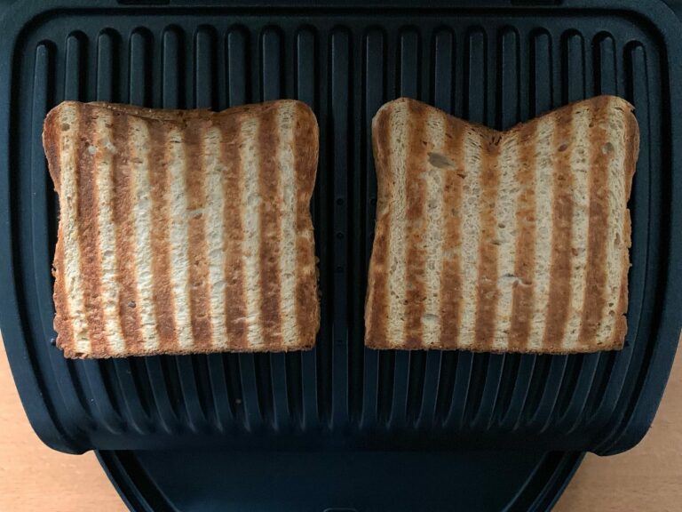 Gegrilltes Bananen Erdnussbutter Sandwich OptiGrill