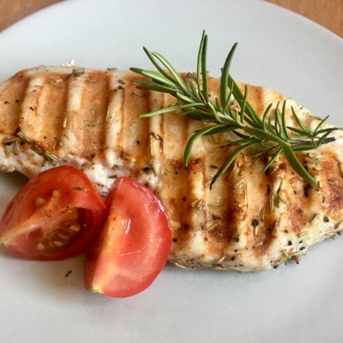 Gegrilltes Haehnchenbrustfilet mit Olivenoel Rosmarin Marinade