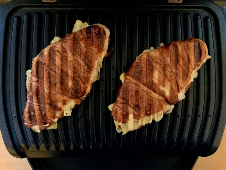 Gegrilltes Käse Croissant Kontaktgrill