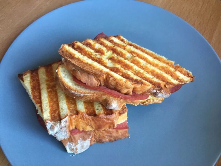 Gegrilltes Salami Sandwich