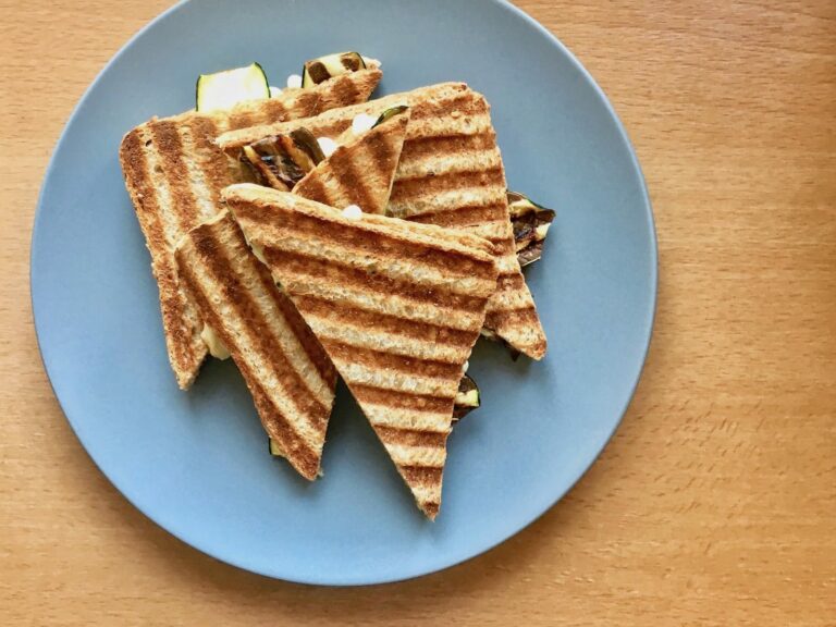 Gegrilltes Sandwich mit Zucchini und Kaese