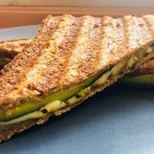 Gegrilltes Sandwich mit Zucchini und Kaese Detail