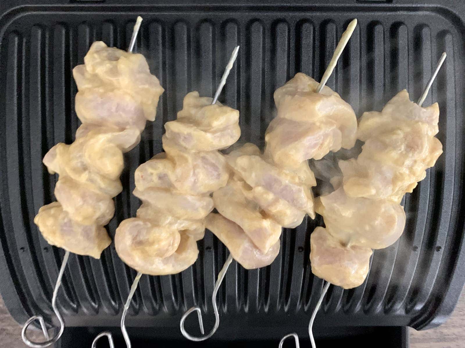Hähnchen-Spieße mit Joghurt-Curry-Marinade