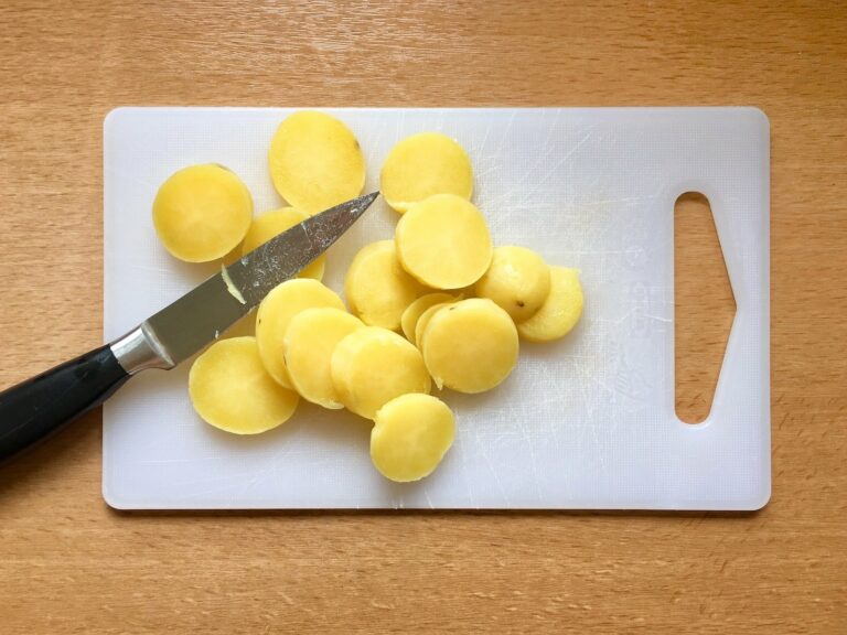 Kartoffeln Scheiben schneiden