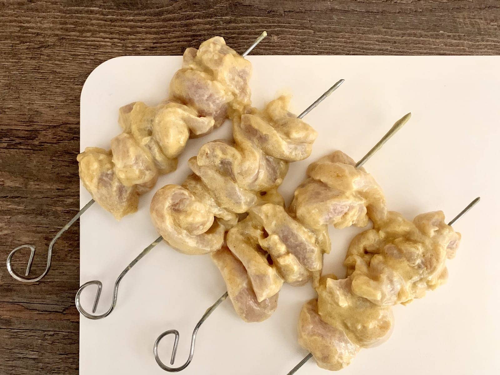 Hähnchen-Spieße mit Joghurt-Curry-Marinade