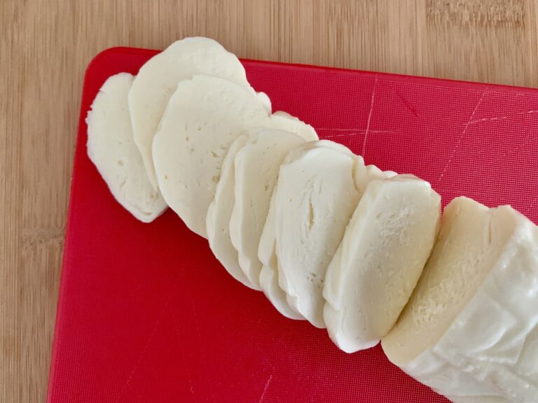 Mozzarella Scheiben schneiden