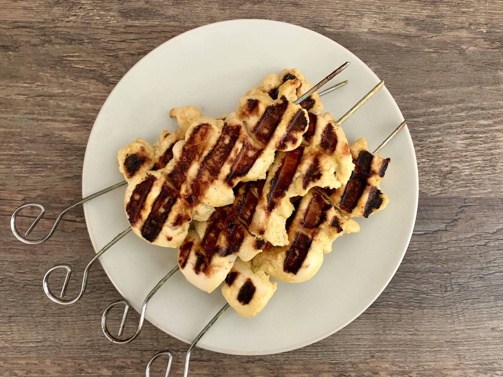 Hähnchen-Spieße mit Joghurt-Curry-Marinade