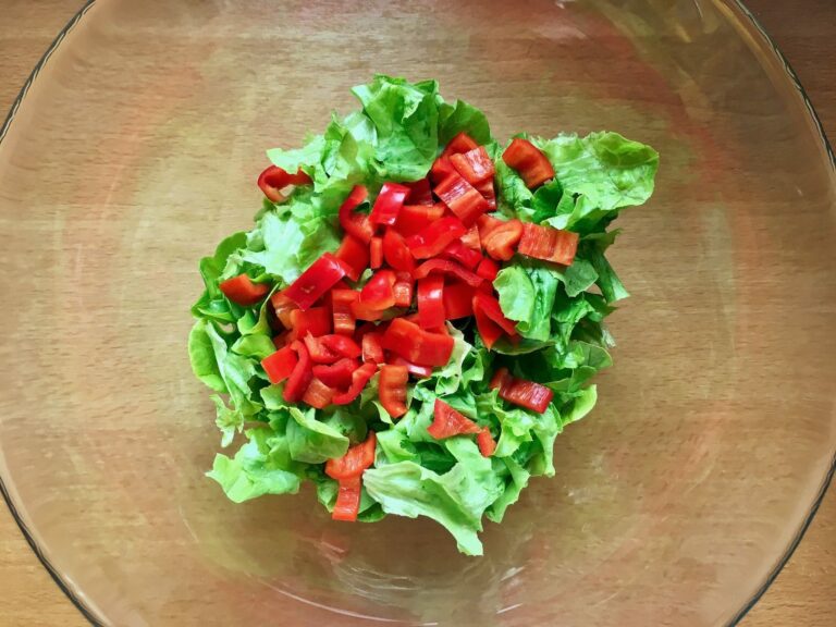 Paprika zu Salat geben