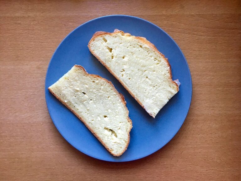 Quarkbrot mit Butter bestreichen