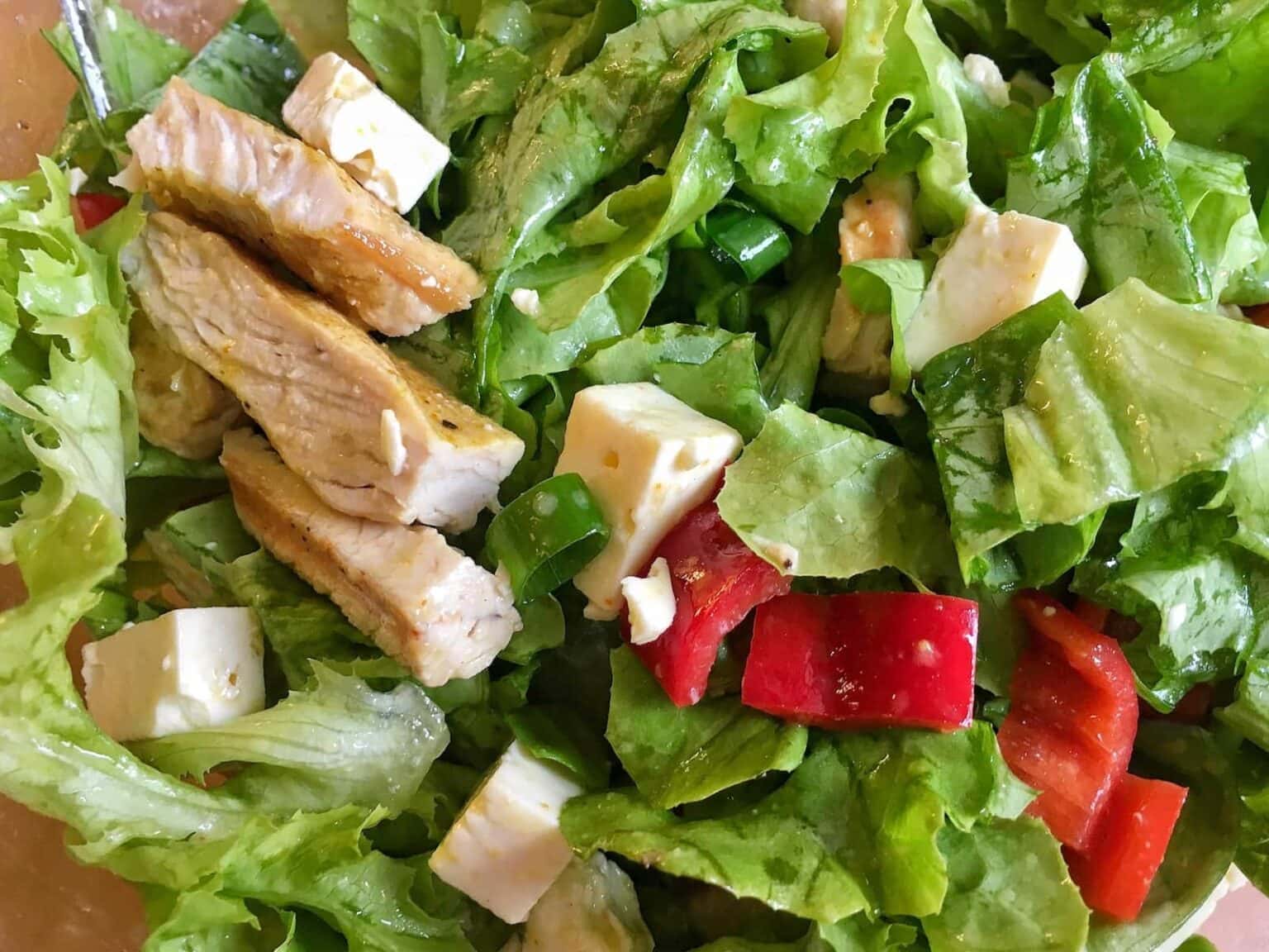 Salat mit gegrillten Putenbrust-Streifen – OptiWelt