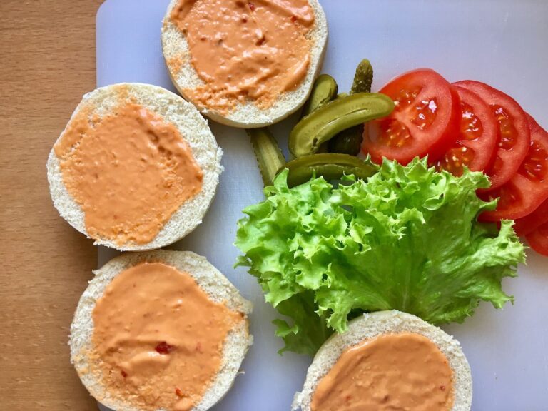 Salat Tomaten Gurken schneiden Burger Buns