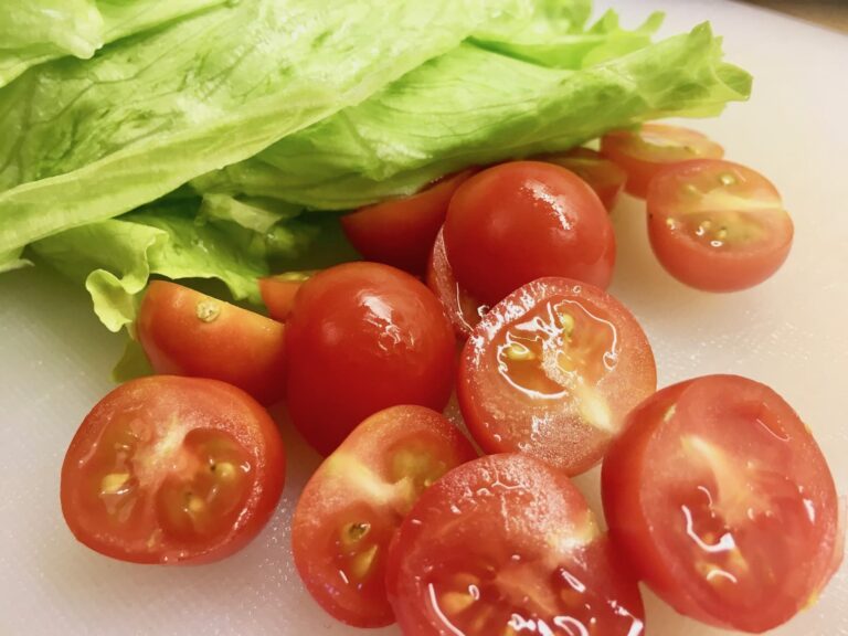 Salat Tomaten waschen und schneiden