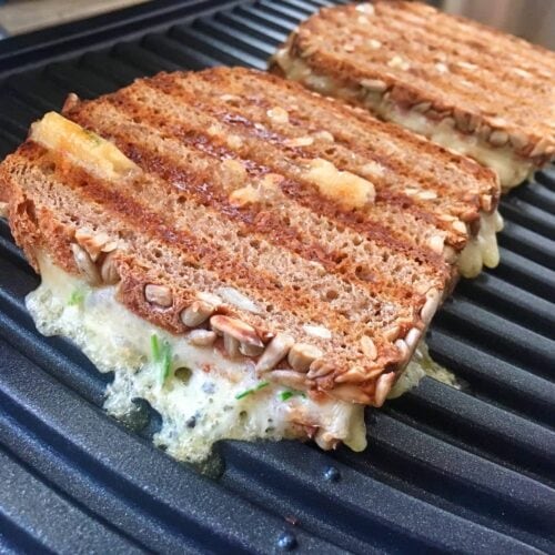 Sandwich mit Kaese und Schnittlauch im Kontaktgrill