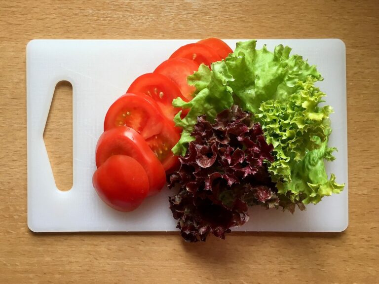 Tomaten schneiden und Salat waschen