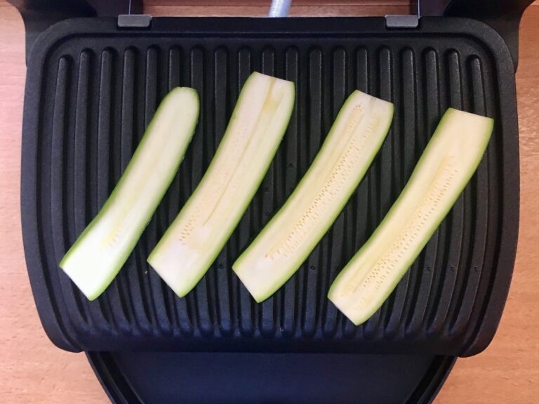 Zucchini Scheiben auf den Kontaktgrill legen