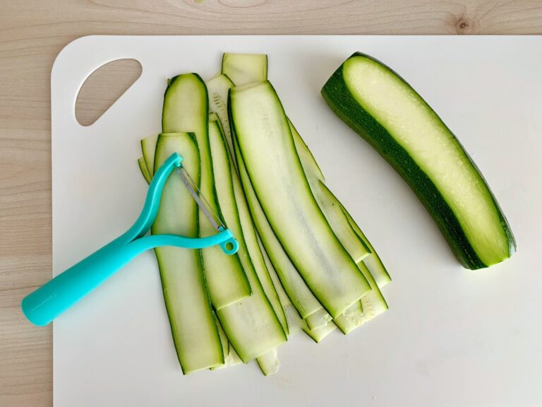 Zucchini Streifen schneiden