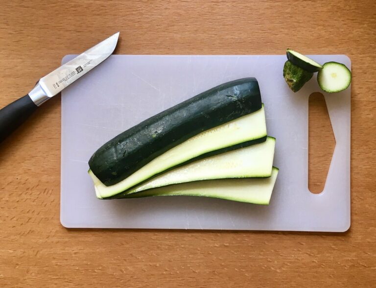 Zucchini in Scheiben schneiden