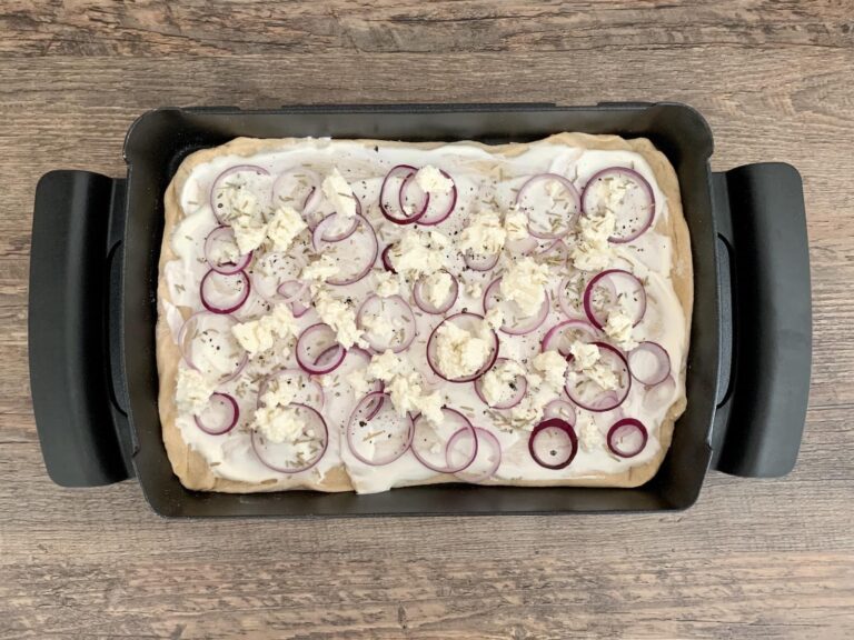 Zwiebelringe Ziegenfrischkaese Flammkuchen verteilen