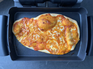 Selbstgemachte Pizza in OptiGrill Backschale