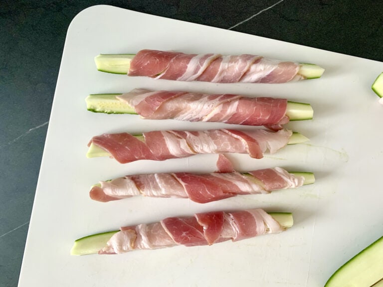 Zucchini-Sticks mit Bacon umwickeln