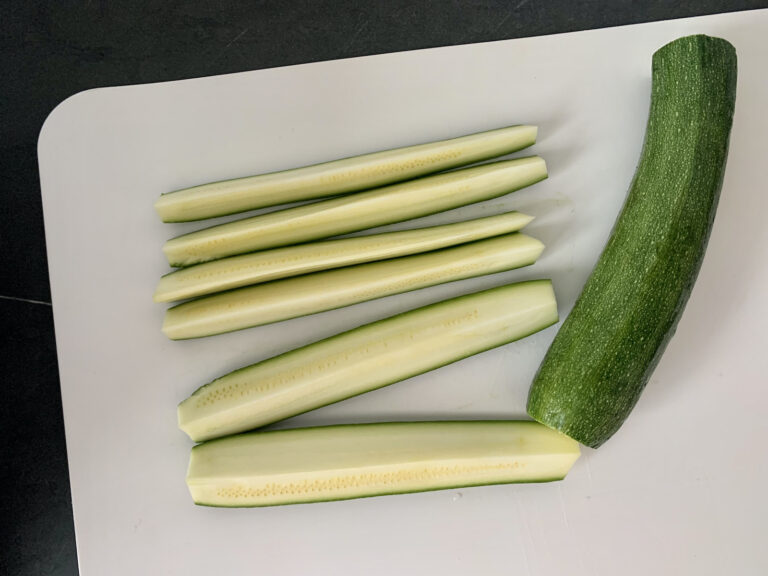 Zucchini achteln