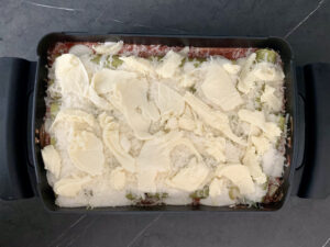 Parmesan und Mozzarella auf Cannelloni in Backschale