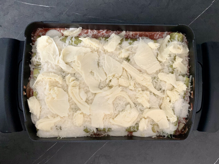 Parmesan und Mozzarella auf Cannelloni in Backschale