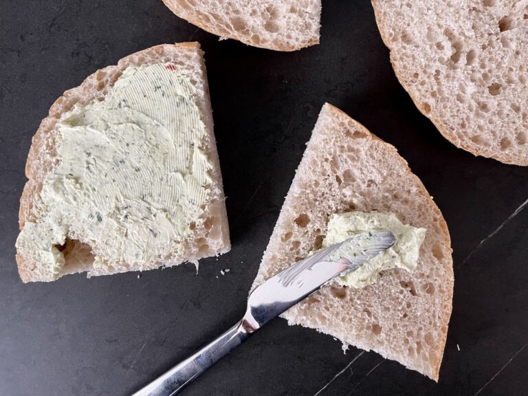 Fladenbrot mit Frischkäse bestreichen