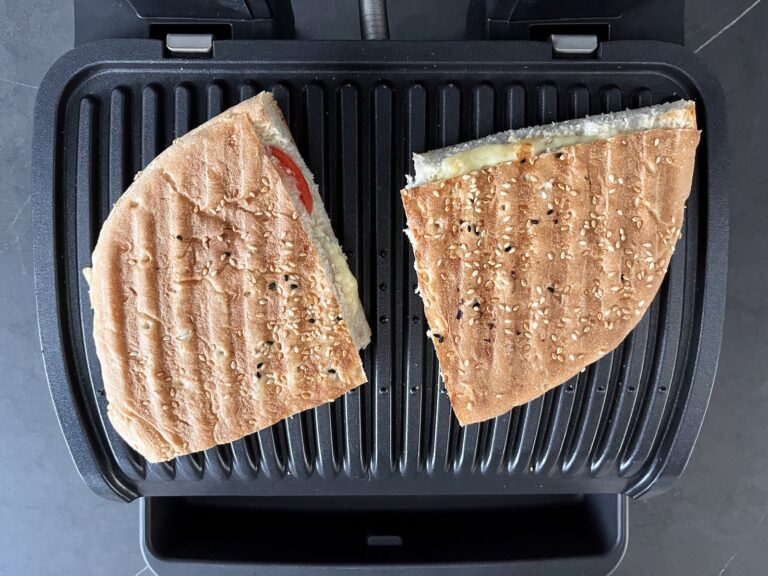 Gegrilltes Fladenbrot Sandwich im OptiGrill