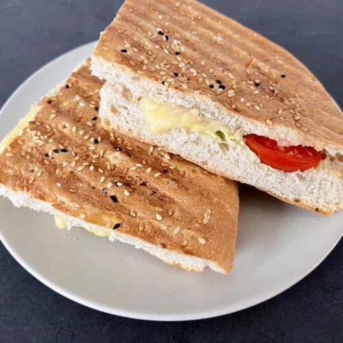 Kontaktgrill Rezept: Fladenbrot-Sandwich mit Tomate und Käse