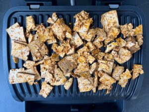 Marinierten Räuchertofu grillen im Kontaktgrill