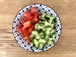 Tomaten und Gurke schneiden