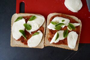 Sandwich wie Pizza Margherita belegen