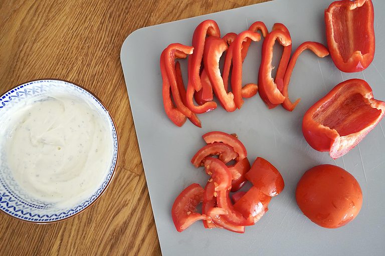 Gemüse und Frischkäse-Creme vorbereiten