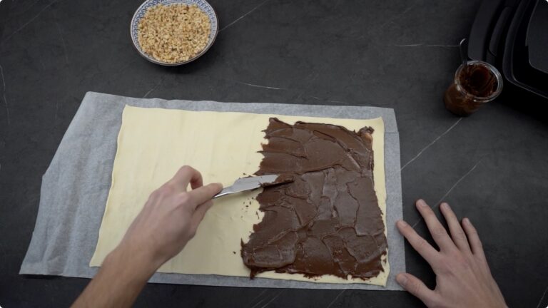 Blätterteig mit Nuss-Nougat-Creme bestreichen