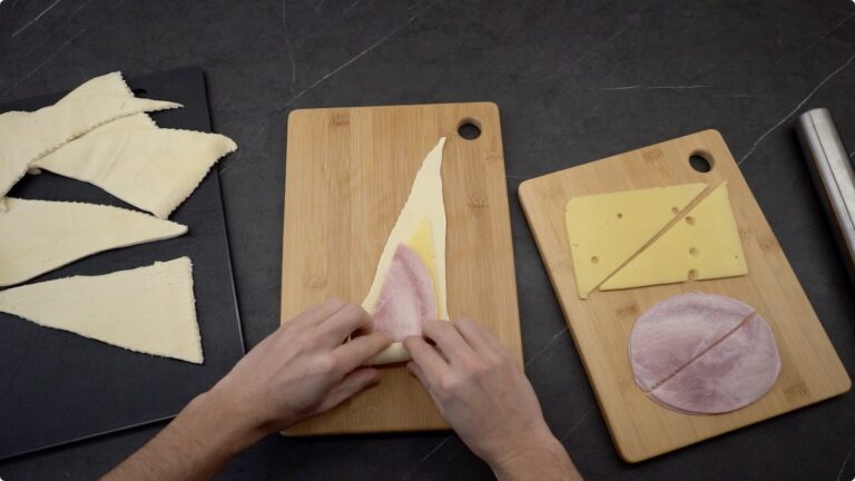 Schinken-Käse-Croissant aufrollen