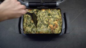 Spinat-Lasagne in Stücke teilen