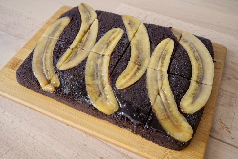 Banane-Schoko-Kuchen in Stücke schneiden