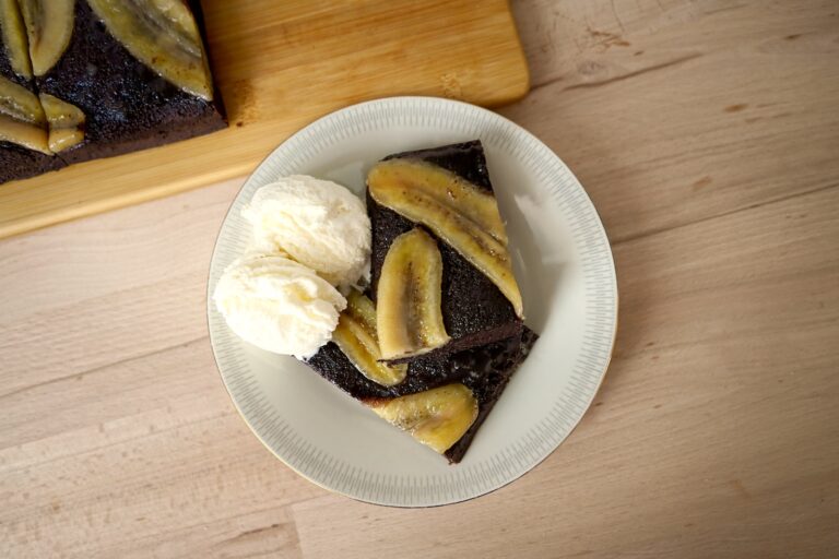 Schokokuchen mit Banane und Vanilleeis