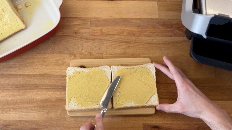 Toast mit Senf bestreichen